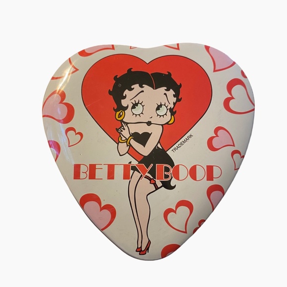 Vintage Betty Boop Watch in Original Heart Tin - Picture 2 of 6